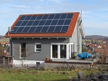 Kleines Holzhaus mit Photovoltaik