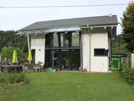 Holzhaus mit verputzter Fassade