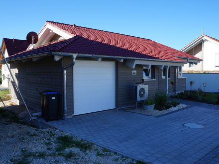 Kleiner Bungalow Garagenansicht